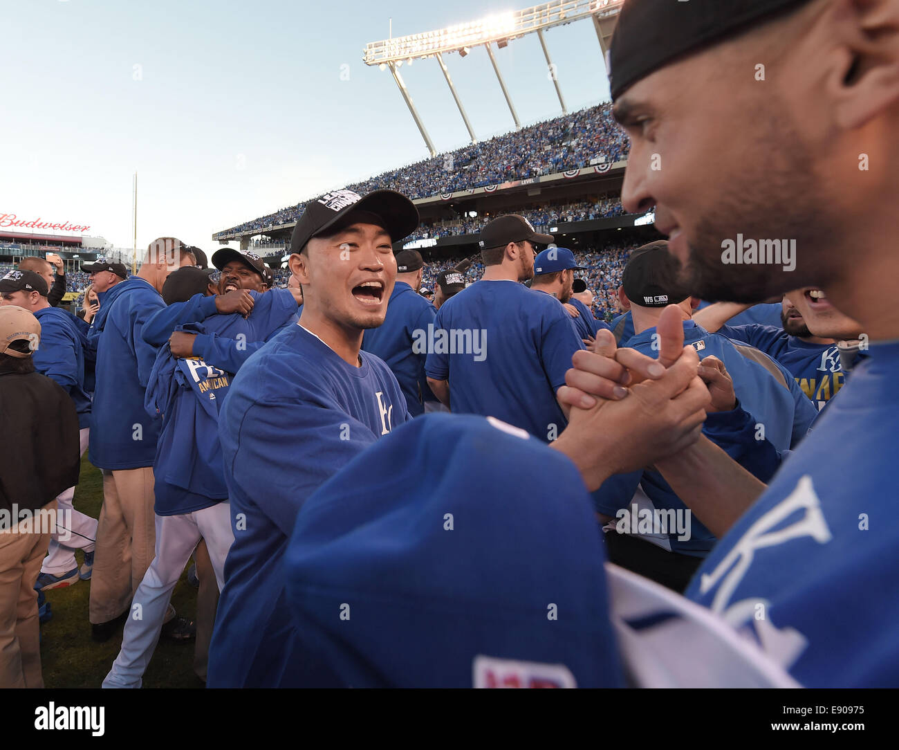 Kansas City, Missouri, USA. 15. Oktober 2014. Norichika Aoki (Royals) MLB: Norichika Aoki (23) von den Kansas City Royals feiert mit seinen Teamkollegen nach dem Gewinn der Major League Baseball American League Championship Series Spiel 4 Kauffman Stadium in Kansas City, Missouri, USA. © AFLO/Alamy Live-Nachrichten Stockfoto