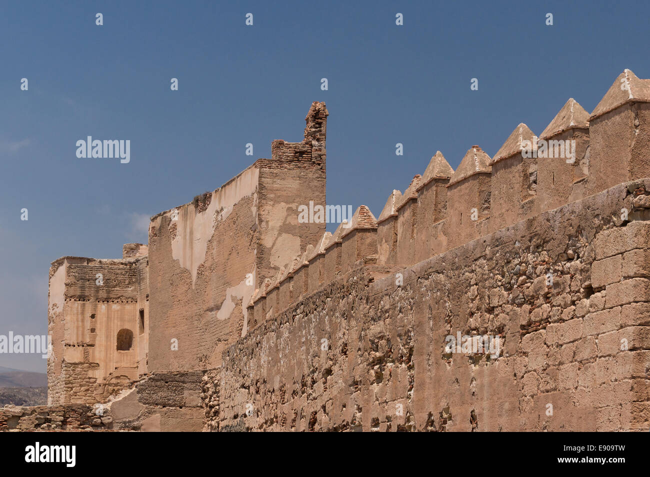 Zerstörten Mauern und Gehweg in der Alcazaba, Almeria, Spanien Stockfoto