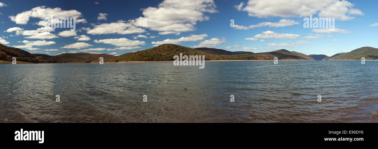 Reflexion von Herbstlaub Stockfoto