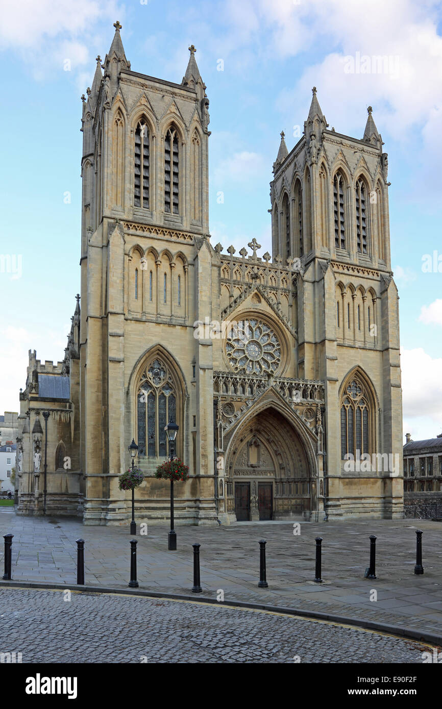 Die Westfassade des Bristol Cathedral, einer mittelalterlichen Kirche im gotischen Stil stammt aus dem 12. Jahrhundert Stockfoto
