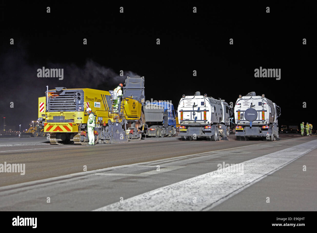 Instandhaltungs-Teams auftauchen eine Landebahn des Flughafens während einer Nacht Schließung Stockfoto