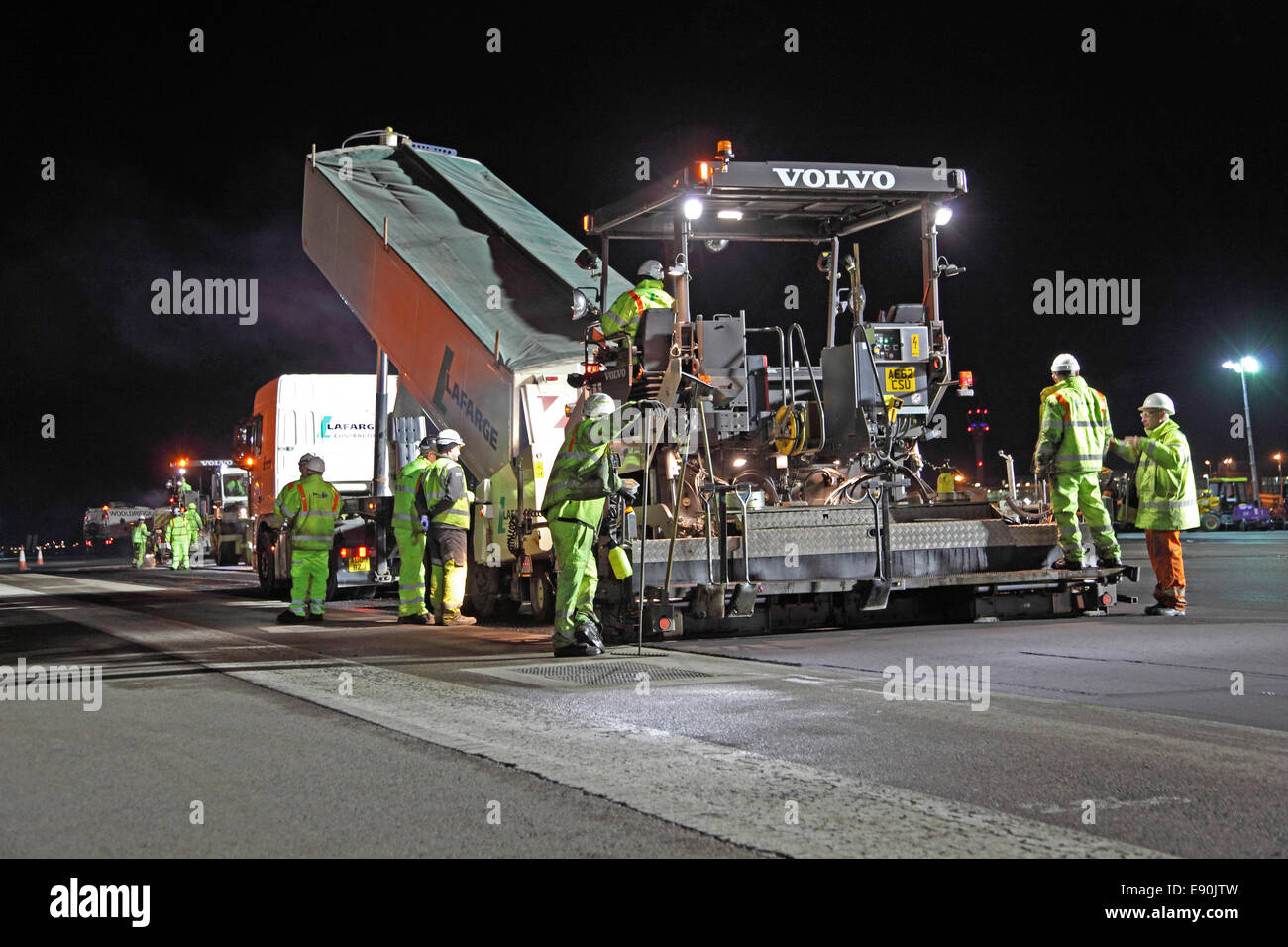 Instandhaltungs-Teams auftauchen eine Landebahn des Flughafens während einer Nacht Schließung Stockfoto