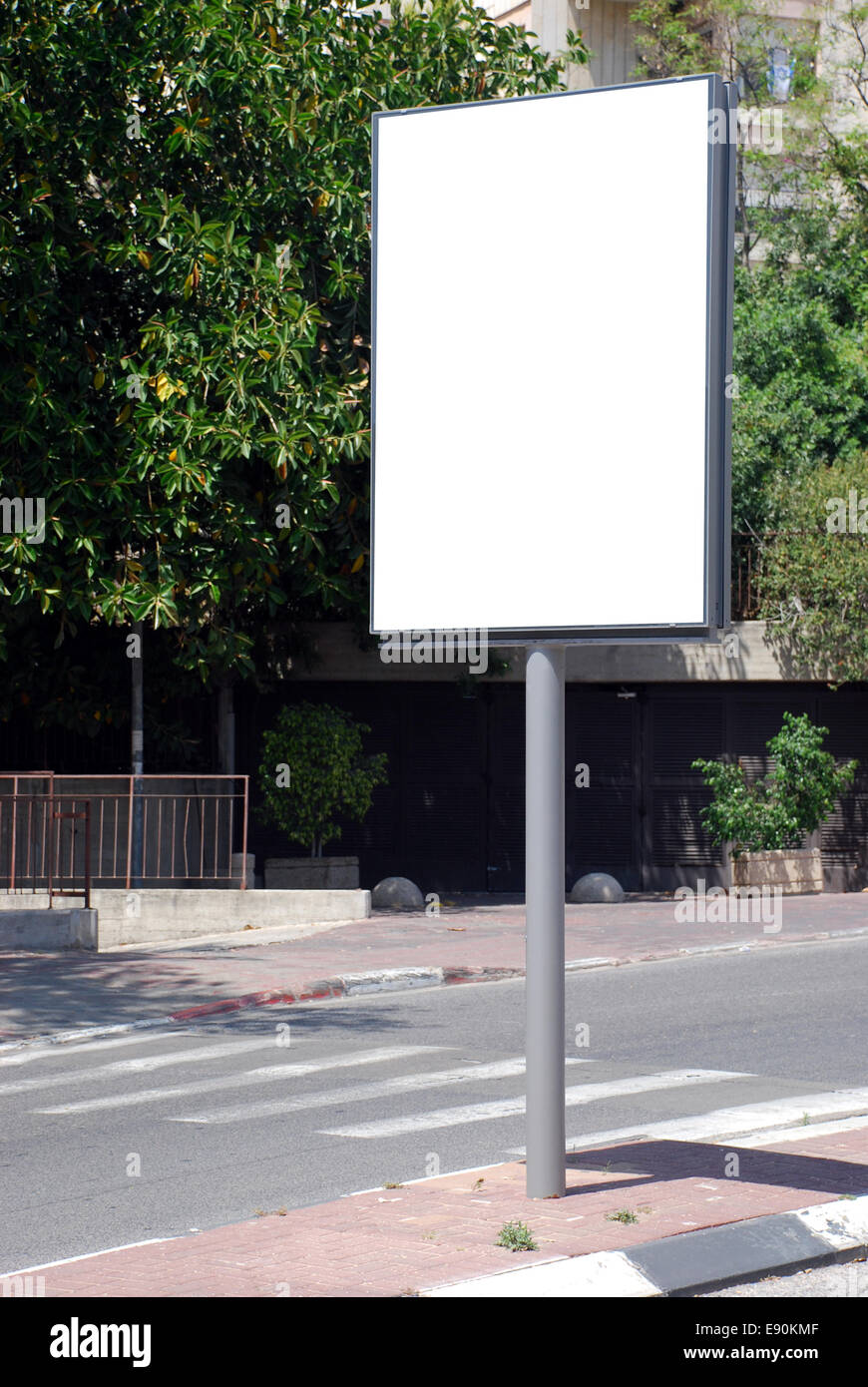 Ein leeres weißes Schild auf einem Mast Stockfoto