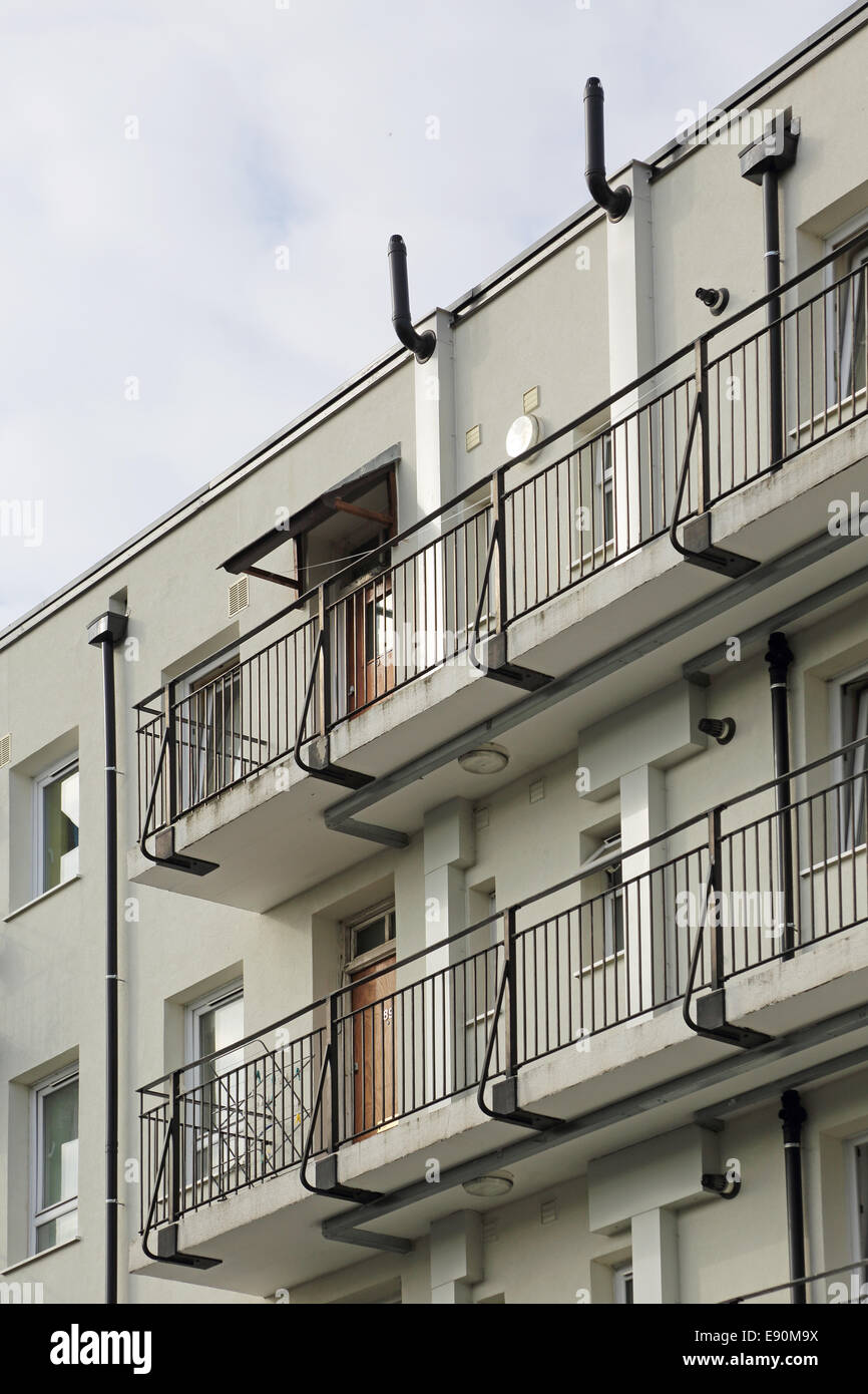 Zugang über einen Balkon auf einem frisch renovierten Block in einem South London Sozialsiedlung Stockfoto