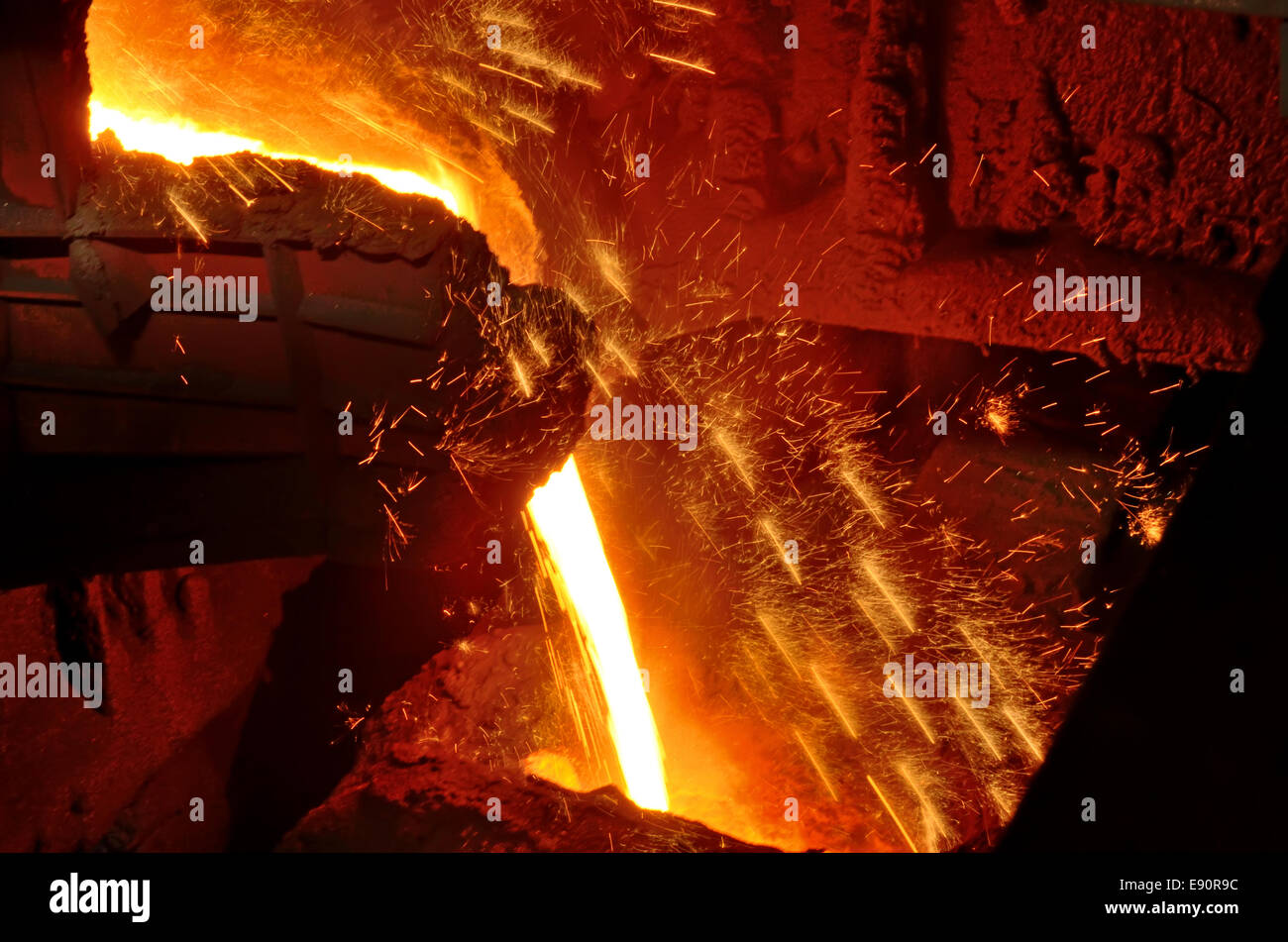 Geschmolzenen Stahl im Inneren der Pflanze gießen Stockfoto