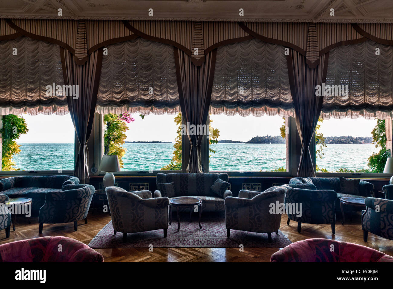 Hotel-Lounge und See-Blick Stockfoto