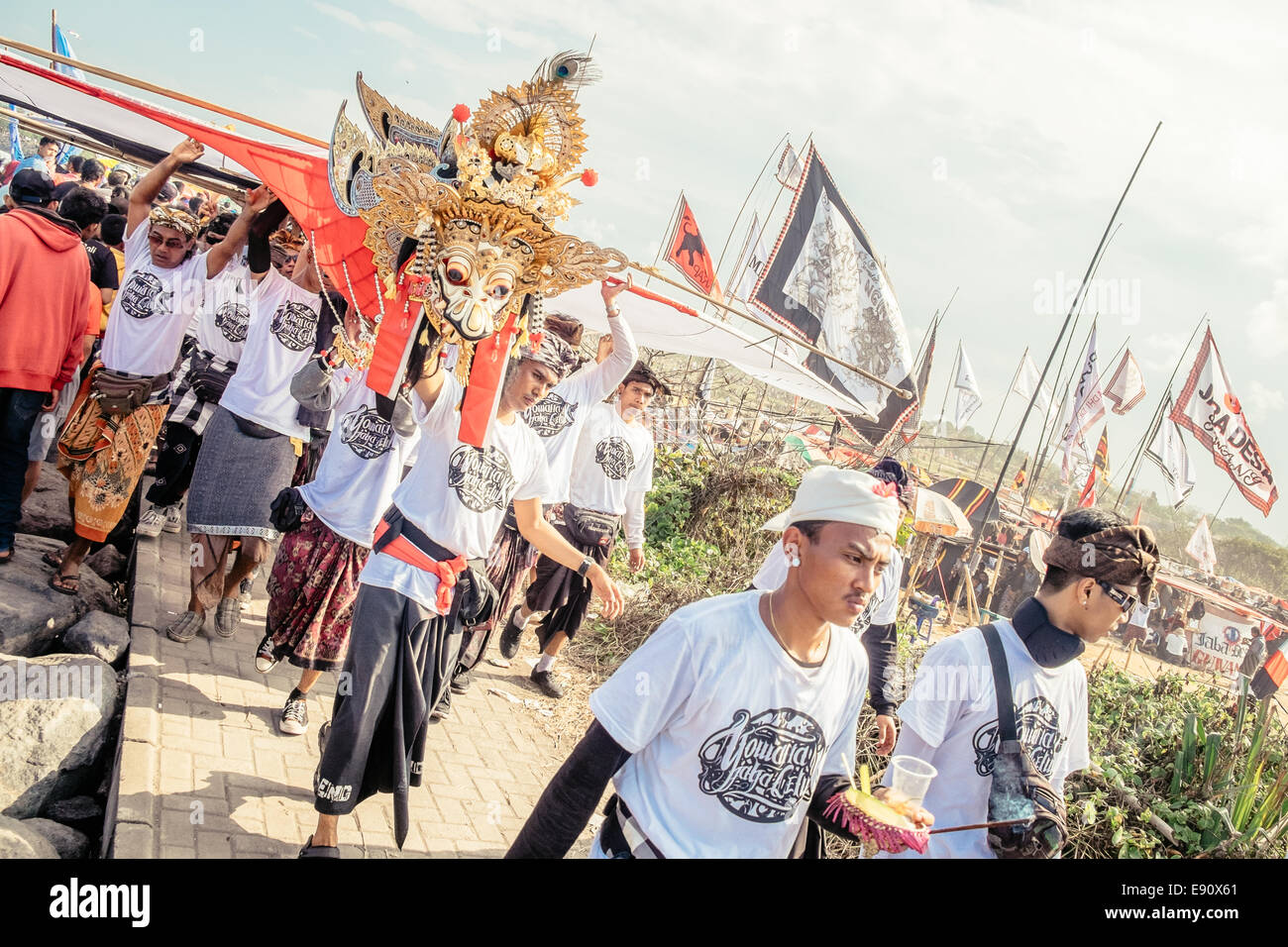 Bali Kite Festival - ein traditionelle jährliche religiöses Fest wo riesige Lenkdrachen konkurrierend sind teams - Juli 2014 Stockfoto