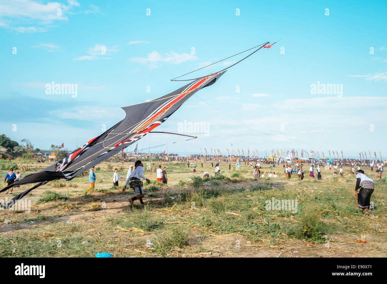 Bali Kite Festival - ein traditionelle jährliche religiöses Fest wo riesige Lenkdrachen konkurrierend sind teams - Juli 2014 Stockfoto