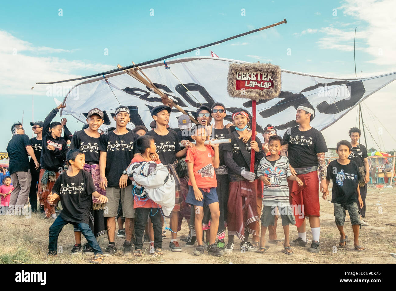 Bali Kite Festival - ein traditionelle jährliche religiöses Fest wo riesige Lenkdrachen konkurrierend sind teams - Juli 2014 Stockfoto