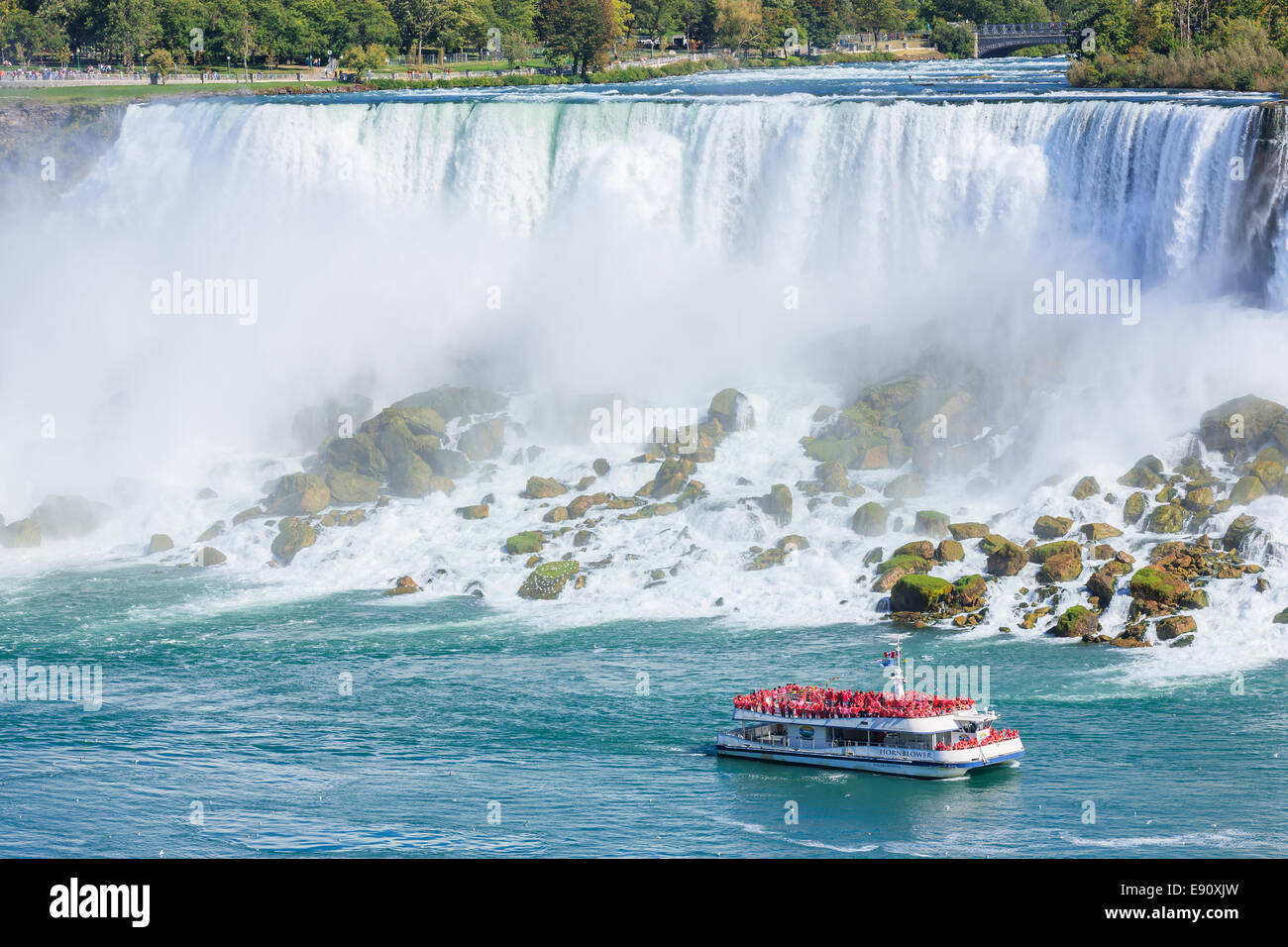 Die Hornblower voller Touristen vor den American Falls, Teil von Niagara Falls, Ontario, Kanada. Stockfoto