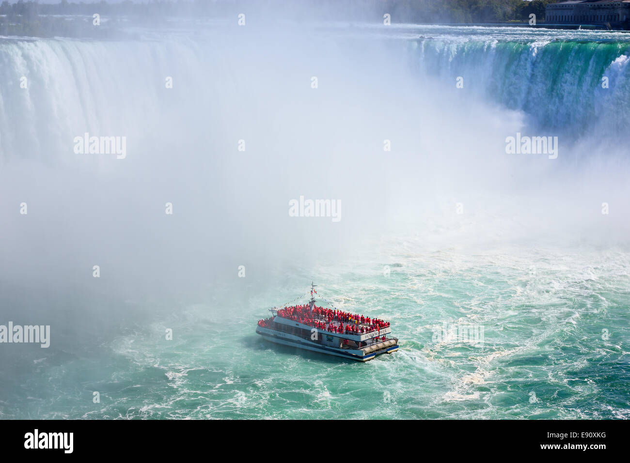 Die Hornblower voller Touristen betreten die Horseshoe Falls, Teil von Niagara Falls, Ontario, Kanada. Stockfoto