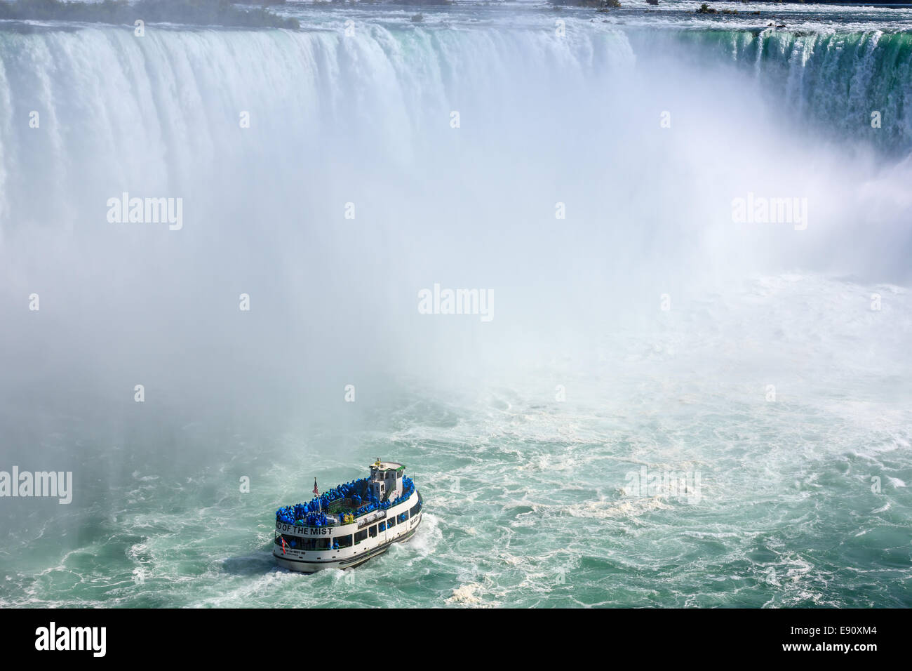 Das Mädchen des Nebels voller Touristen betreten die Horseshoe Falls, Teil von Niagara Falls, Ontario, Kanada. Stockfoto