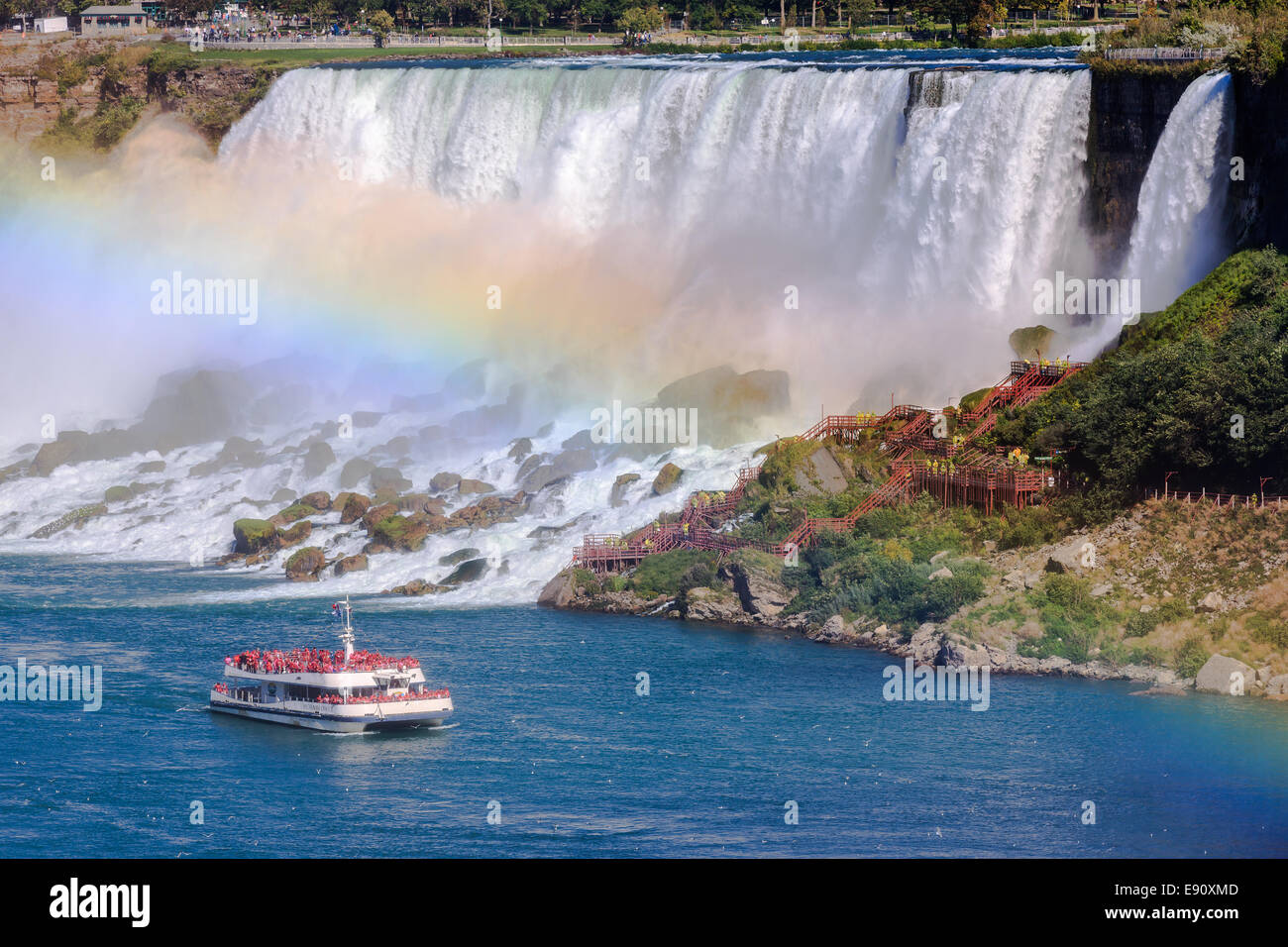 Die Hornblower voller Touristen in Fron auf die amerikanischen Wasserfälle, Teil von Niagara Falls, Ontario, Kanada. Stockfoto