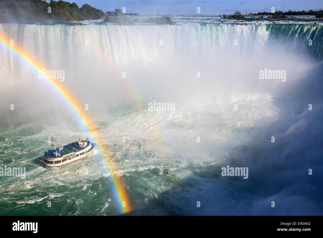 Das Mädchen des Nebels voller Touristen betreten die Horseshoe Falls, Teil von Niagara Falls, Ontario, Kanada. Stockfoto