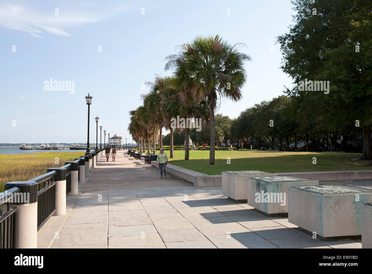Promenade entlang des Atlantischen Ozeans in der Innenstadt von Charleston, South Carolina. Stockfoto