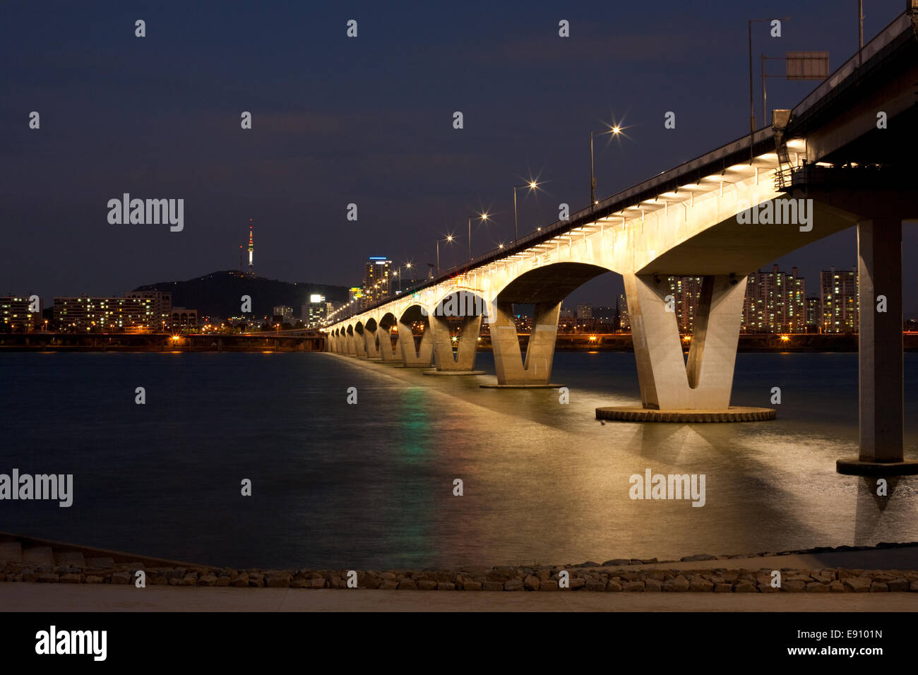 Wonhyo Brücke Namsan Tower Stockfoto