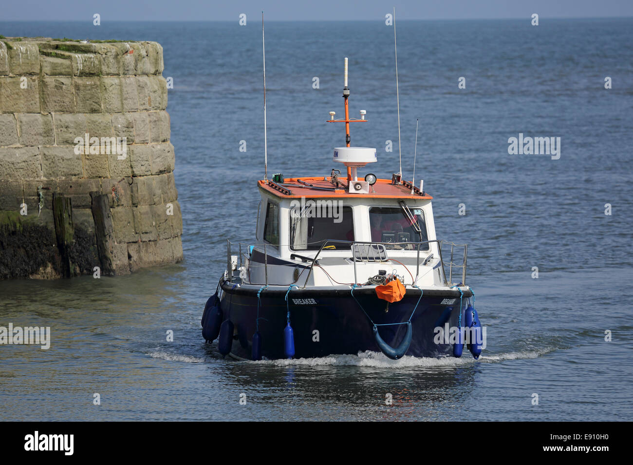 Ein Boot fährt Seaham Hafen in County Durham, England. Stockfoto