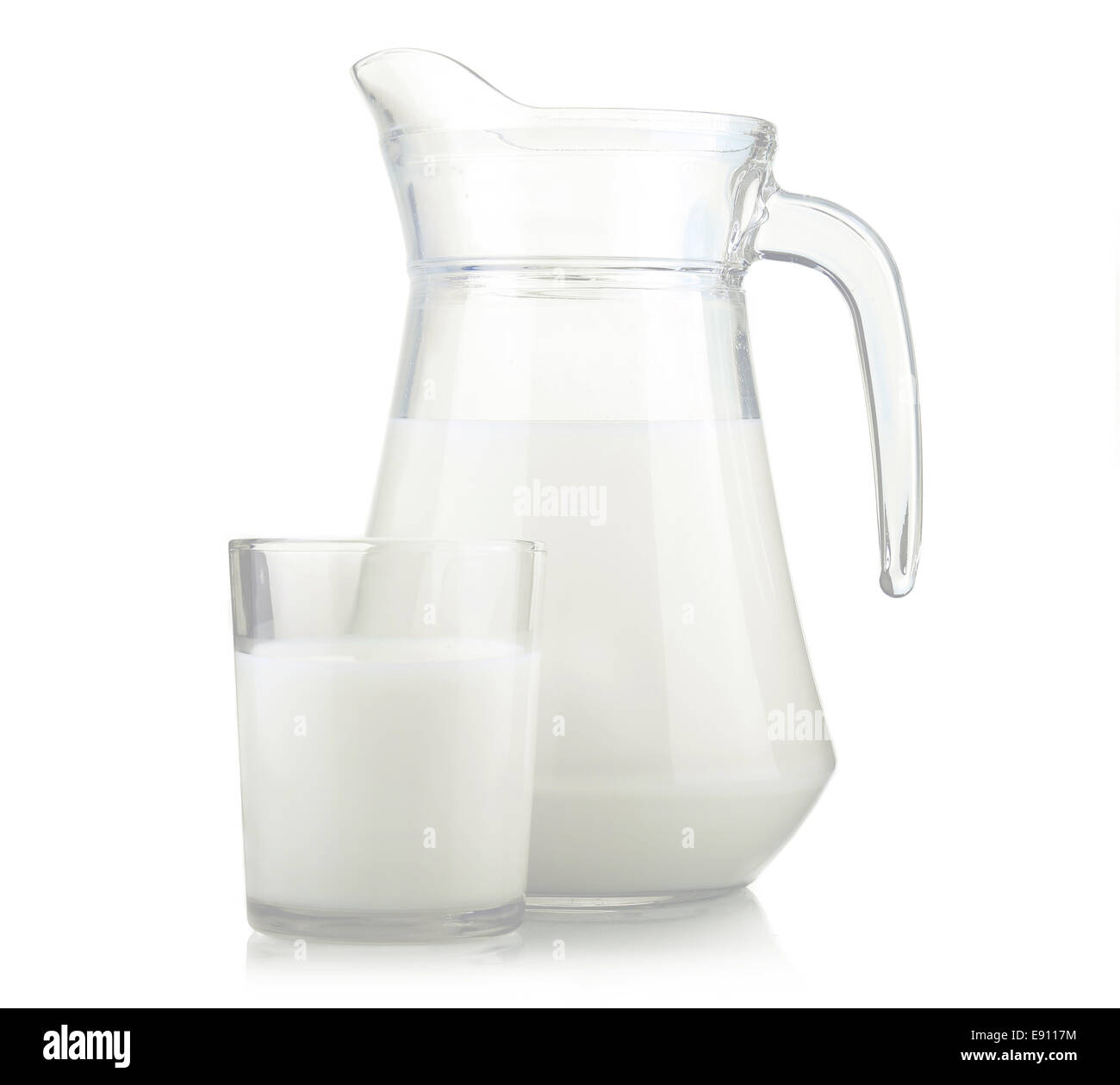 Krug und Glas Milch isoliert Stockfoto