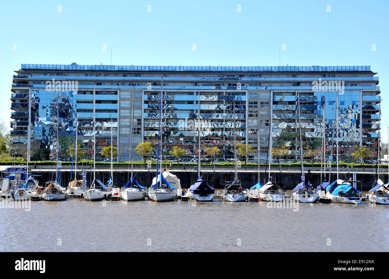 Luxusapartments mit Blick auf den Jachthafen, Puerto Madero, Buenos Aires, Argentinien Stockfoto