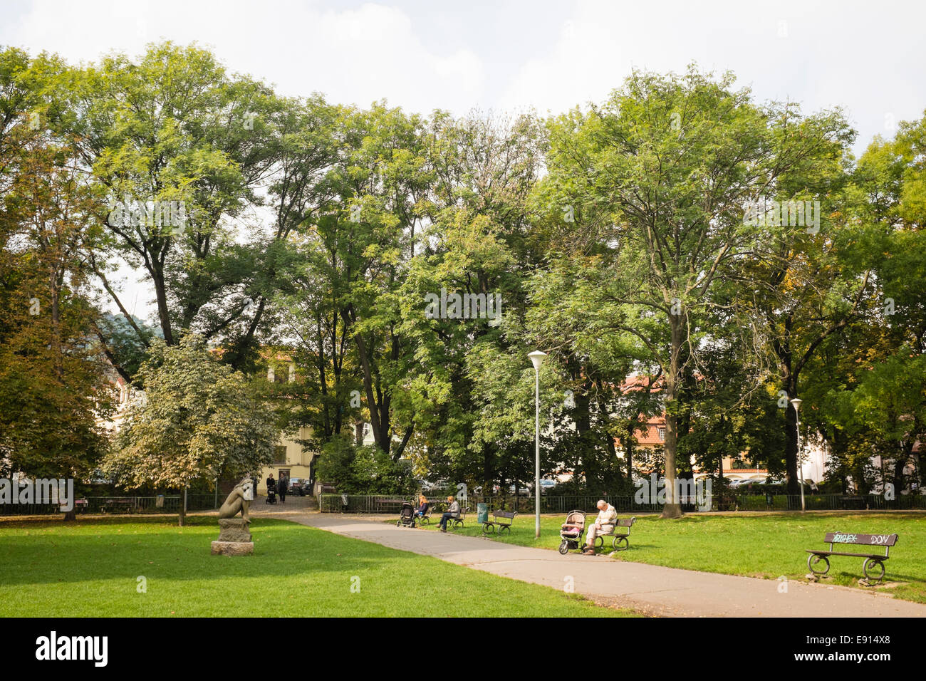 Praha, Prag, Kampa, Mann schläft auf Bank Stockfoto