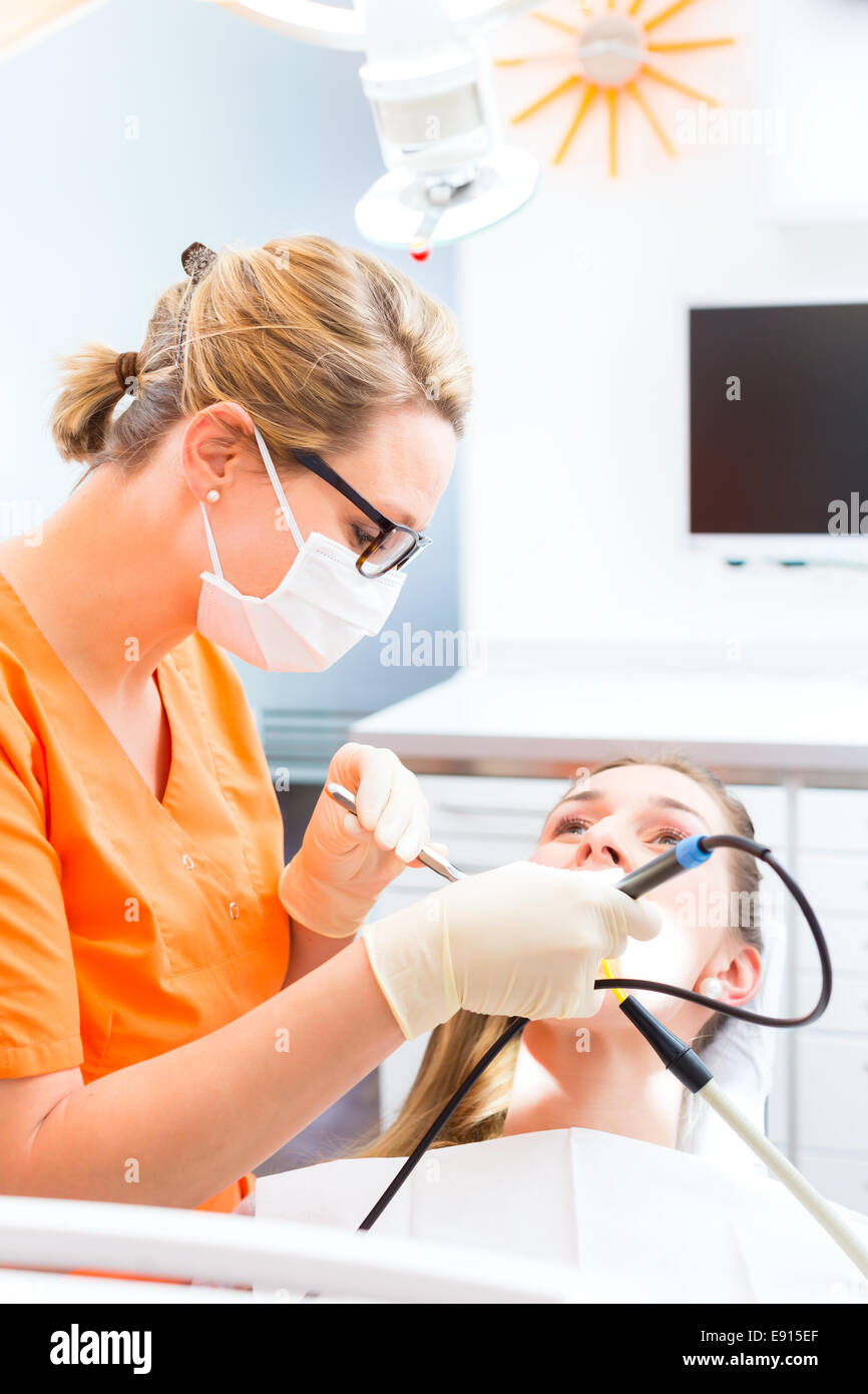 Patienten mit zahnärztlichen Zahnreinigung beim Zahnarzt Stockfoto