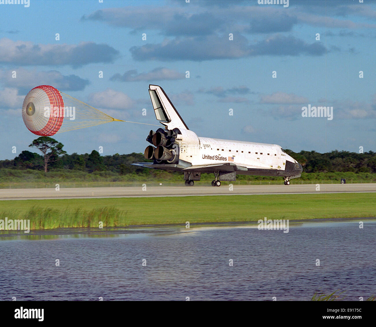 Die Orbiter ziehen Rutsche setzt nach dem Space Shuttle Orbiter Atlantis auf der Piste 15 von der Kennedy Raum Zentrum Shuttle Landing Facility (SLF) am Ende der fast 11-Tage-STS-86-Mission landet. Hauptfahrwerk Touchdown war um 5:55:09 Uhr EDT, 6. Oktober 1997, mit einer inoffiziellen Mission verstrichene Zeit von 10 Tagen, 19 Stunden, 20 Minuten und 50 Sekunden. Die ersten beiden Kennedy Space Center Landung Chancen am Sonntag waren winkte ab wegen Wetter sorgen. 87. Space-Shuttle-Mission war die 40. Landung des Shuttles am Kennedy Space Center. Am Sonntagabend, das Space Shuttle-prog Stockfoto