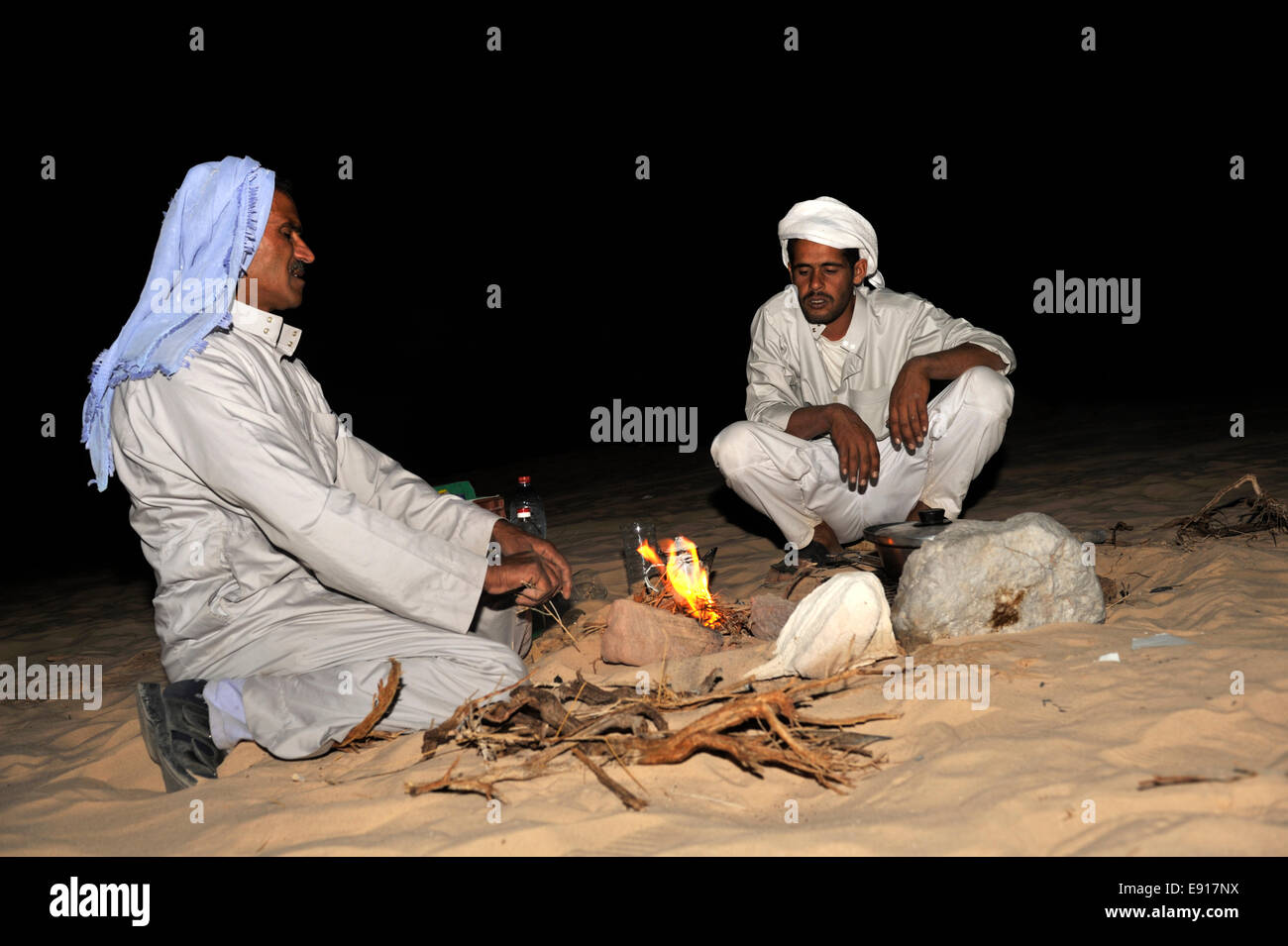 Zwei Männer der Beduinen Wüste Lagerfeuer nachts auf einsamen Wanderung Exkursion, Sinai, Ägypten Stockfoto