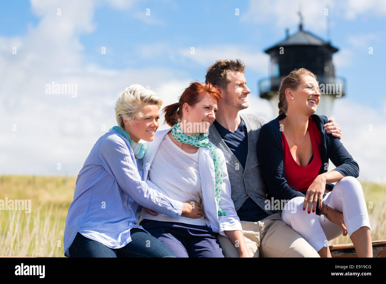 Freunde trinken Flaschenbier am deutschen Nordseestrand Urlaub genießen Stockfoto