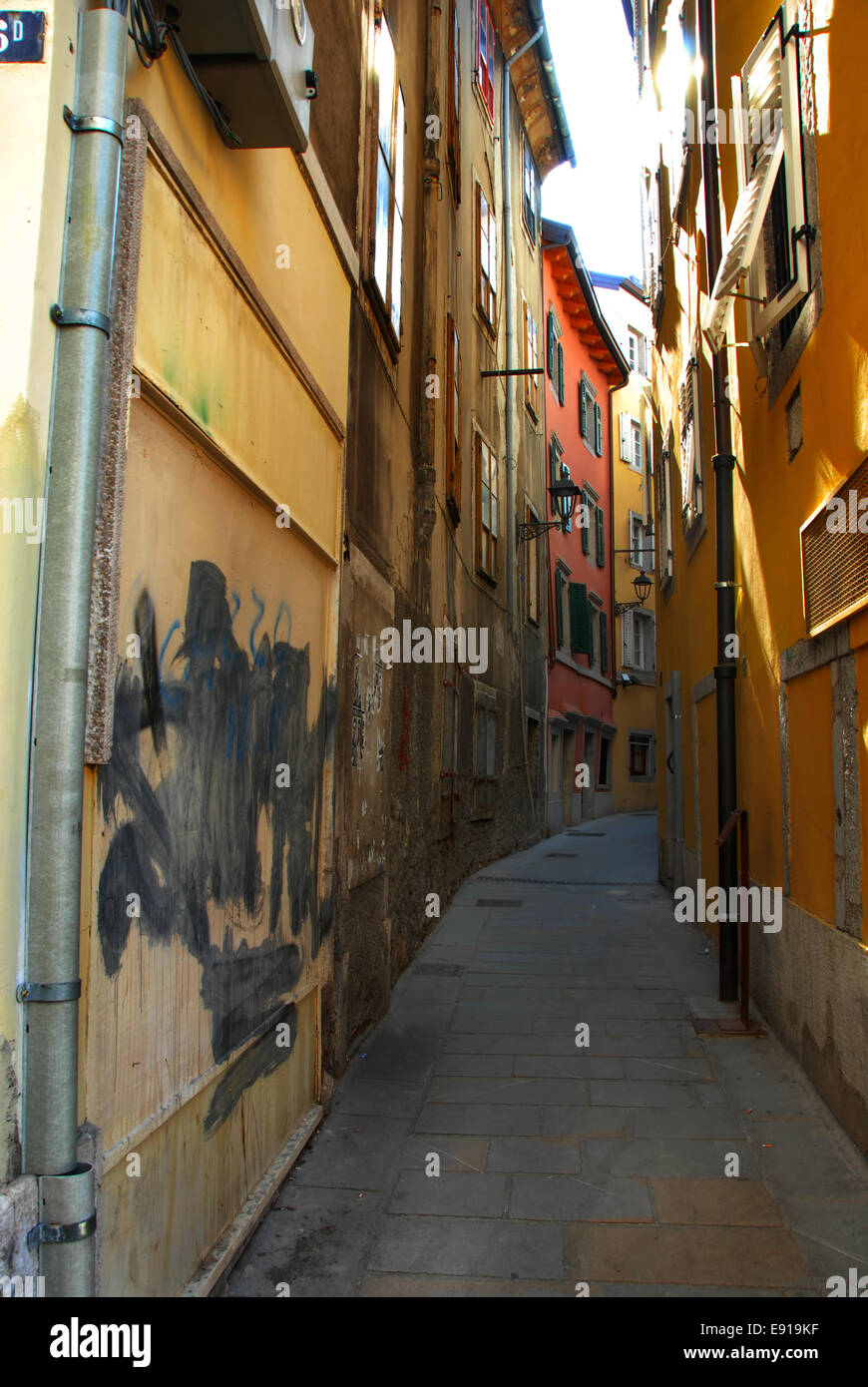 schmaler-durchgang-mit-graffiti-fotos-und-bildmaterial-in-hoher