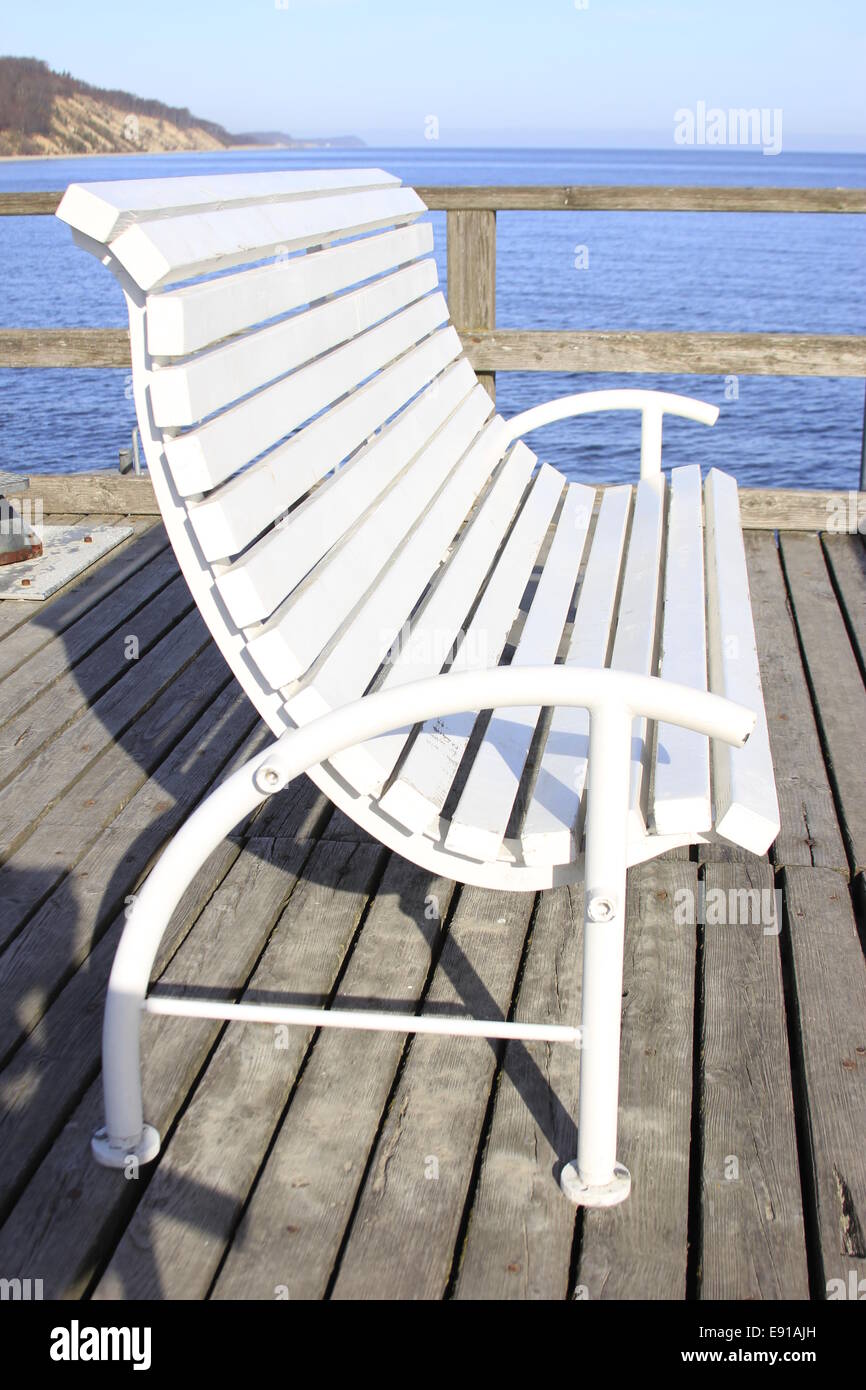 weiße Bank am Meer Stockfoto