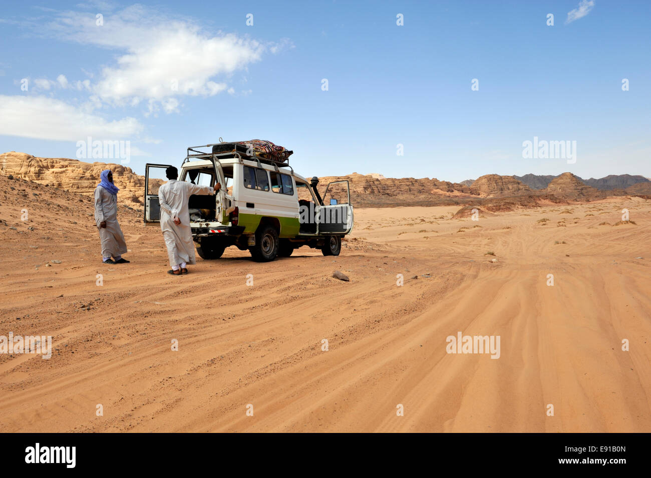 TWP Beduinen arabische Männer mit 4-Rad-Antrieb Auto auf off-Road Strecke in South Sinai-Wüste mit Türen zu öffnen für die Kühlung, Ägypten Stockfoto