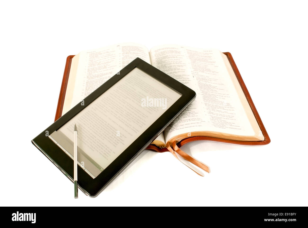 E-Book Reader Verlegung auf die Bibel Stockfoto