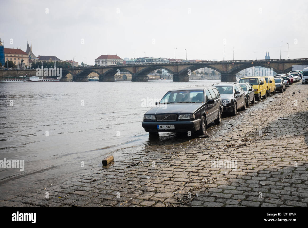 Vltava-Ufer von Jiraskuv Most, Autos parken im Wasser Stockfoto