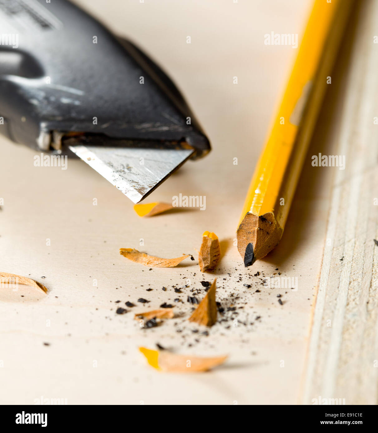 Holzarbeiten-Werkzeuge arbeiten am Stück Sperrholz Stockfoto