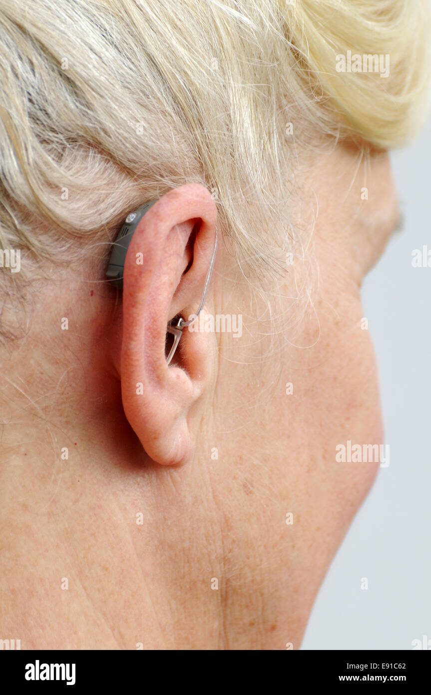 Moderne kleine Hörgerät hinter dem Ohr einer Frau Stockfotografie - Alamy