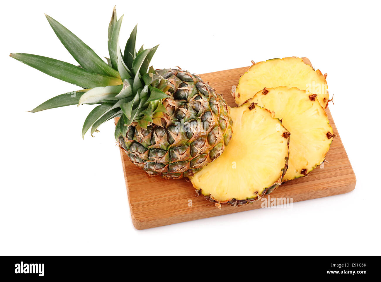 Reife Ananas Frucht mit Scheiben isoliert Stockfoto