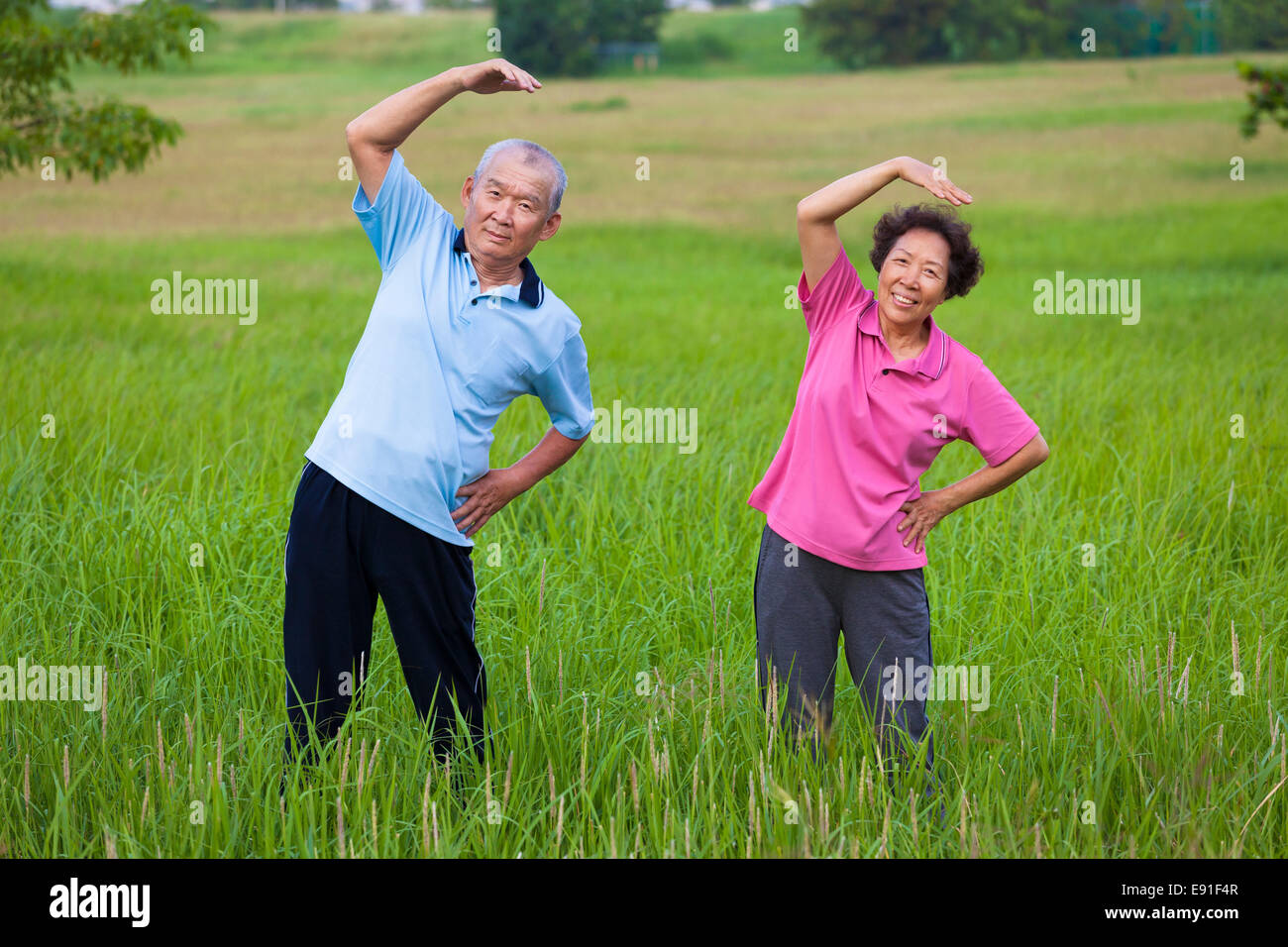 asiatische Senior Brautpaar Turnen im park Stockfoto