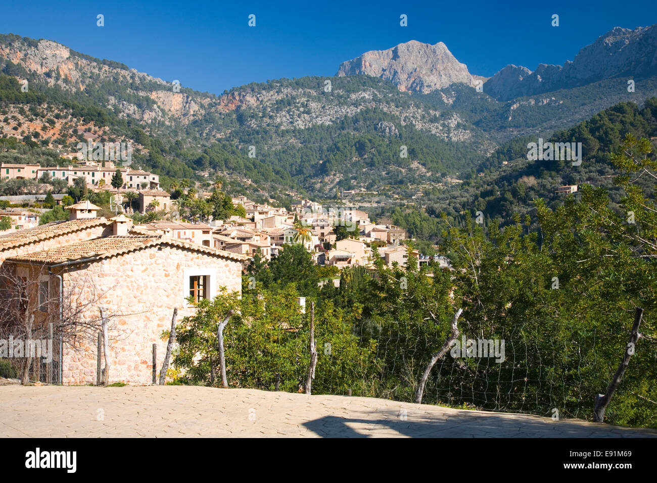 Fornalutx, Mallorca, Balearen, Spanien. Blick über Dorf Dächer, Puig Major, der höchste Gipfel der Insel. Stockfoto