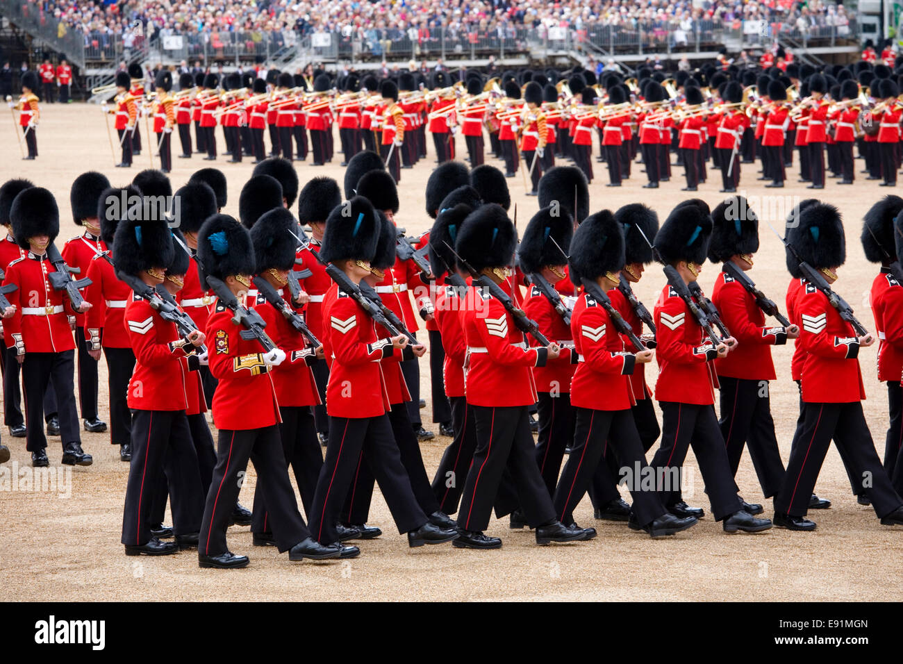 London, Greater London, England. Garde des Geschäftsbereichs Haushalt marschieren in Formation bei der Oberst Review Zeremonie. Stockfoto