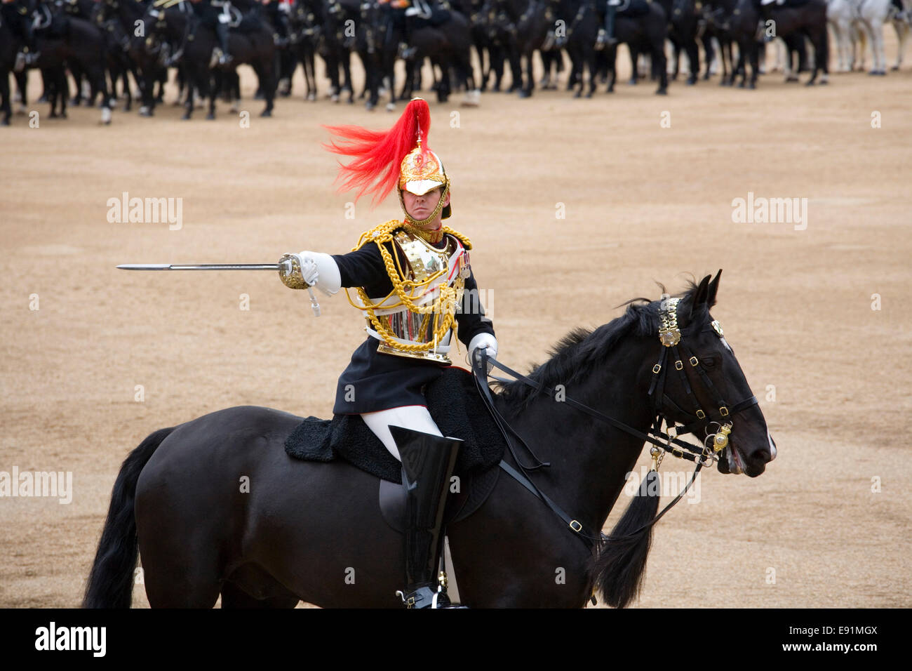 London, Greater London, England. Blues and Royals Kapitän Reiten mit ausgestrecktem Schwert bei der Oberst Review Zeremonie. Stockfoto