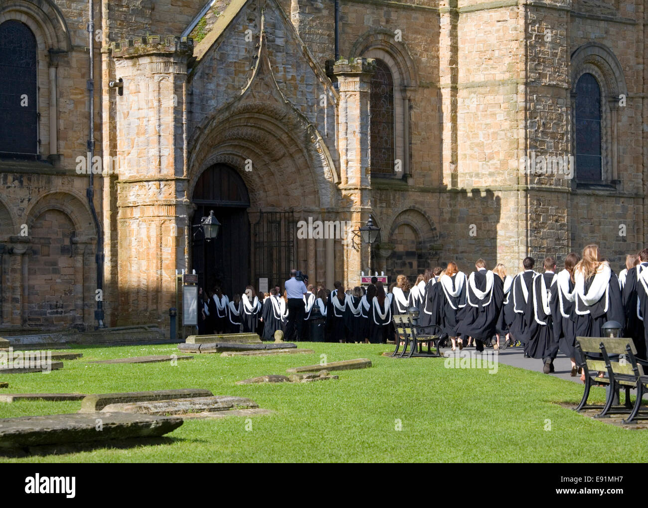 Durham County Durham, England. Universität Diplomanden Schlange, um die Kathedrale vor ihrer Abschlussfeier eingeben. Stockfoto