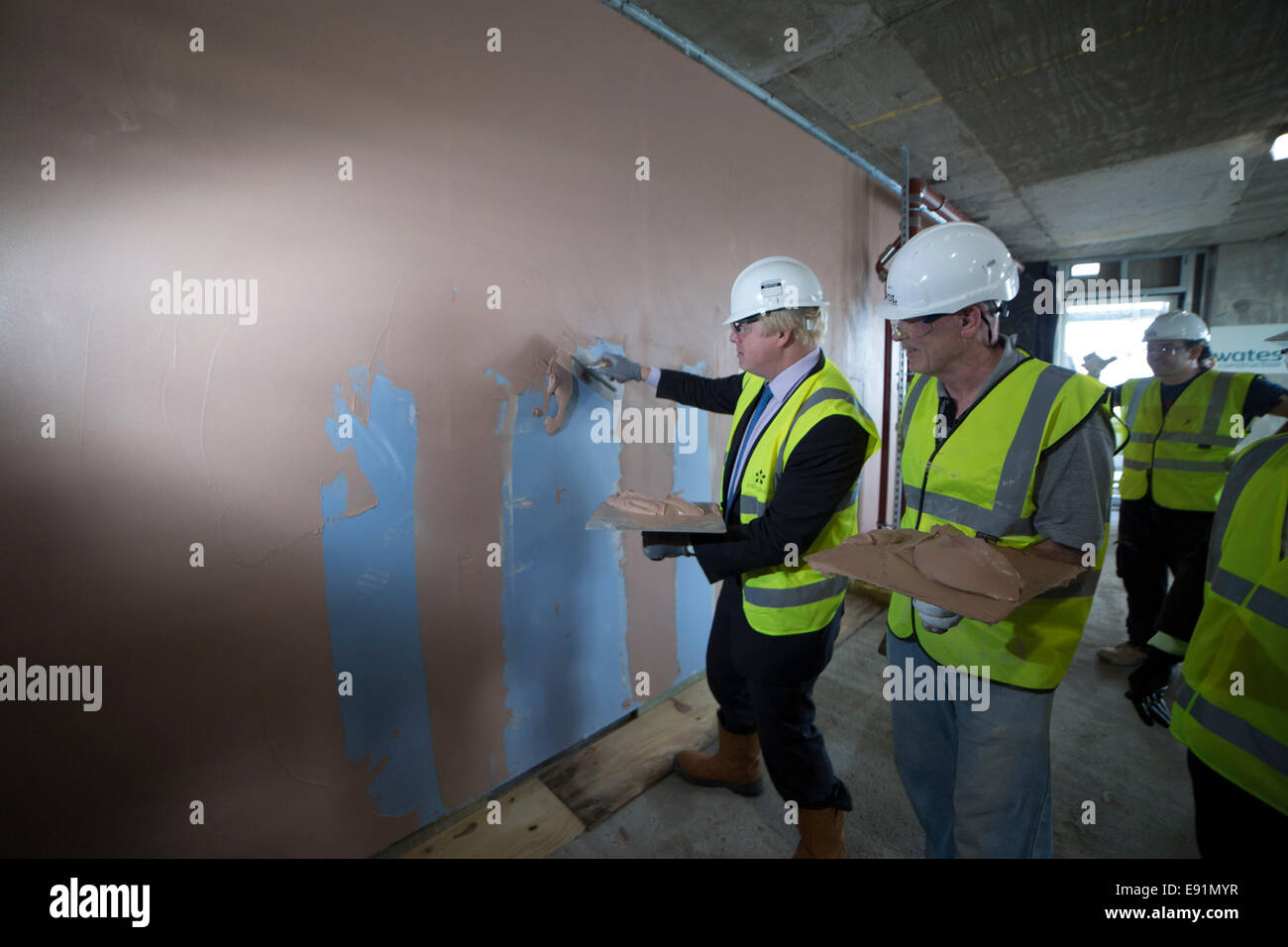 London, UK. 17. Oktober 2014. Bürgermeister Boris Johnson besucht neue Nachbarschaft in Greenwich Halbinsel 2014 © Guy Corbishley/Alamy Live Stockfoto