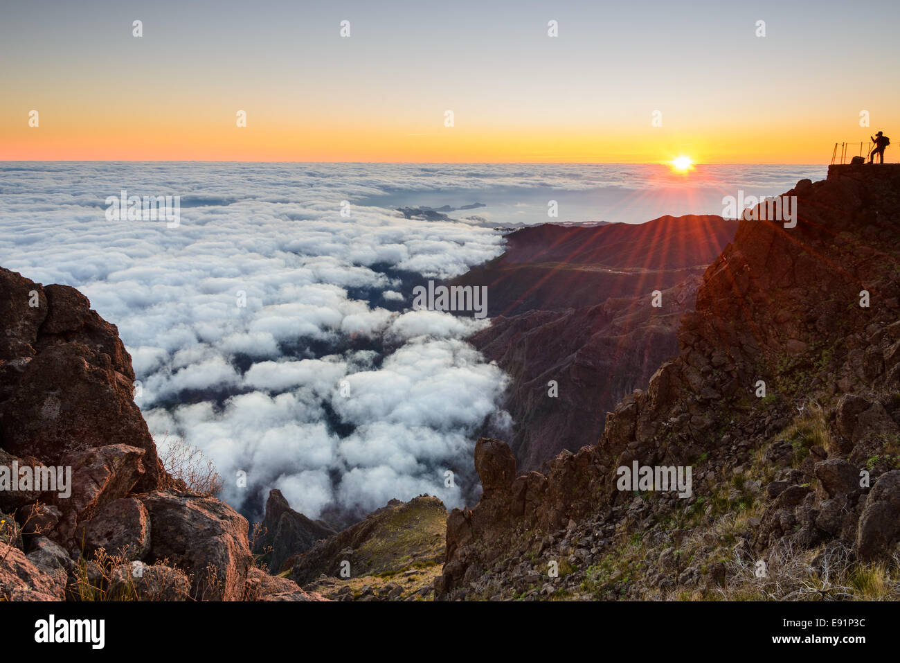 Fotograf, schießen einem atemberaubenden Bergtal bei Sonnenuntergang. Stockfoto