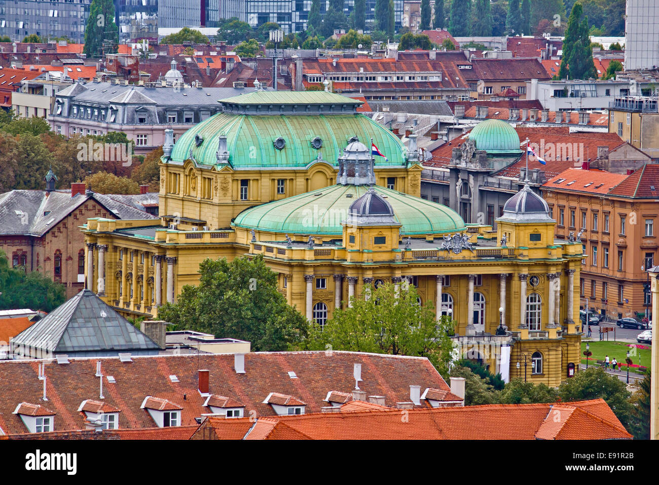 Zagreb-Dächer und kroatischen Nationaltheater Stockfoto