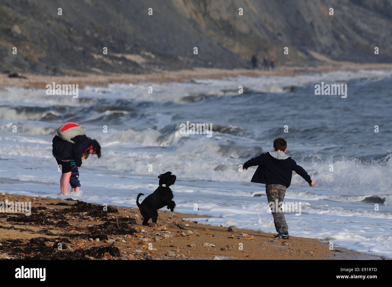Spielen am Meer am Strand in Dorset UK Stockfoto