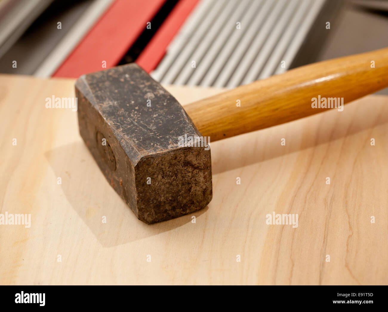 Große Klumpen Hammer auf Werkbank Stockfoto
