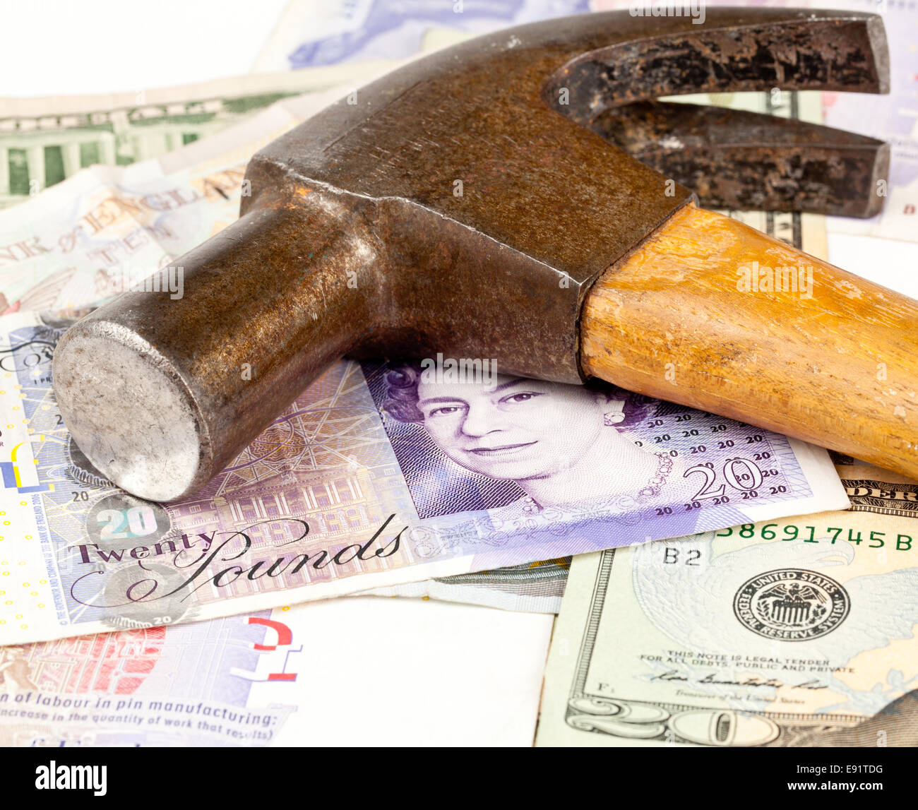 Hammer auf Pfund-note Stockfoto