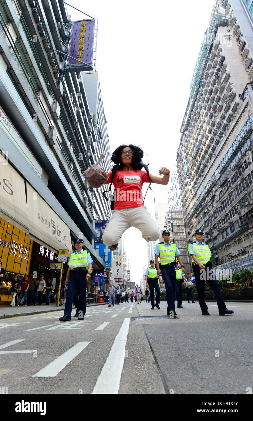 Pro-demokratische Demonstranten blockieren Hauptstraßen in Mong Kok, Kowloon als Teil der Hong Kong ZivilMissachtung Bewegung, weithin als das Regenschirm-Revolution bezeichnet. Stockfoto
