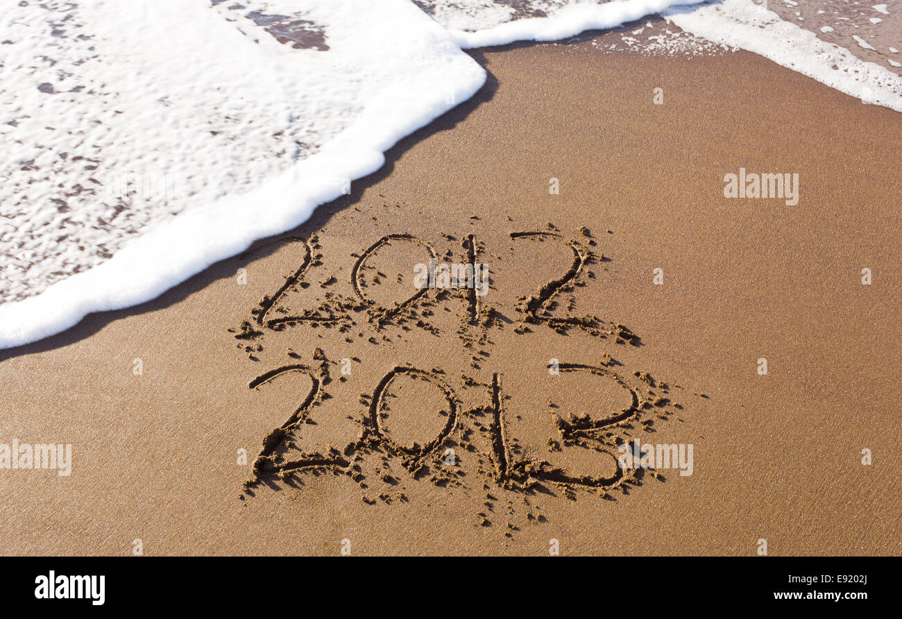 2012 und 2013 mit Wellen im Sand geschrieben Stockfoto