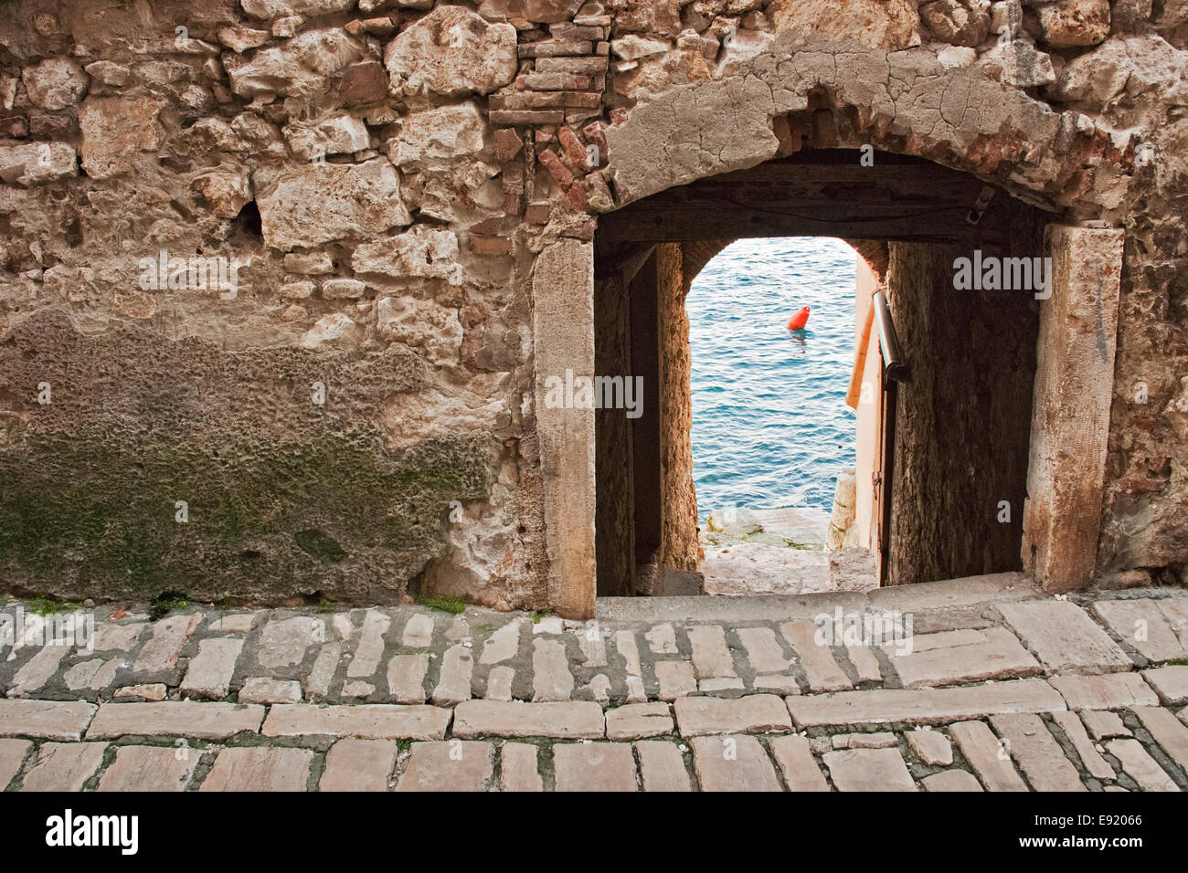 Durchgang zum Meer Stockfoto